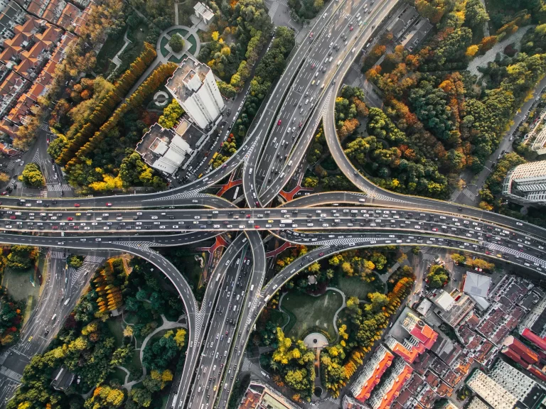 Luchtfoto van een kruispunt van snelwegen in Shanghai, China. Het druk woon werk verkeer geeft een enorme CO2 uitstoot.