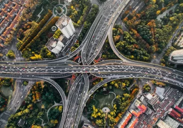 Luchtfoto van een kruispunt van snelwegen in Shanghai, China. Het druk woon werk verkeer geeft een enorme CO2 uitstoot.
